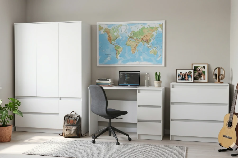 Komplettes Möbelset in Weiß: Schrank, Schreibtisch und Kommode in einem stilvollen Jugendzimmer.