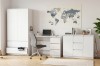 Modernes Kinderzimmer oder Arbeitszimmer mit weißem Kleiderschrank, Schreibtisch und Kommode der Serie Simo.