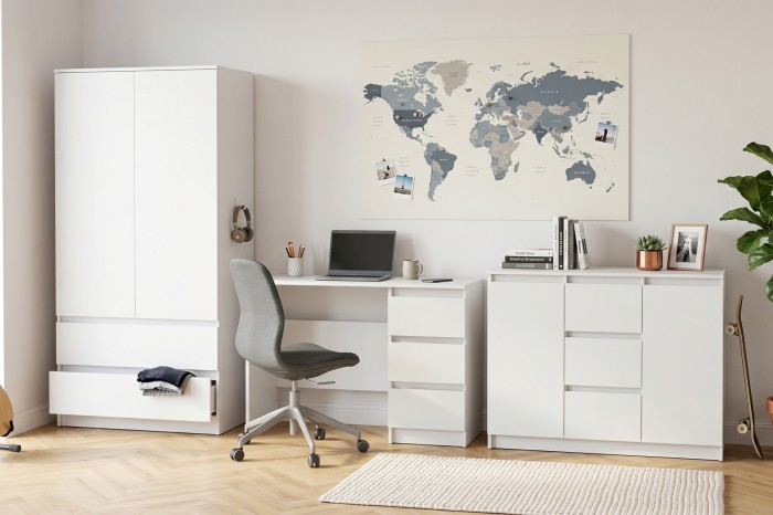 Schickes Home Office Set in Weiß mit Schreibtisch, Kleiderschrank und dekorativer Weltkarte.