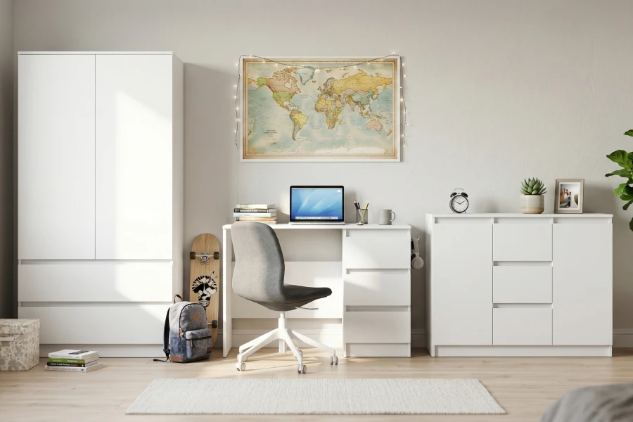 Minimalistisches Jugendzimmer mit weißen Möbeln, Laptop-Arbeitsplatz und praktischem Stauraum.