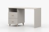 Schlichter Schreibtisch für Kinder in Beige mit Stauraum und Holzgriffen.