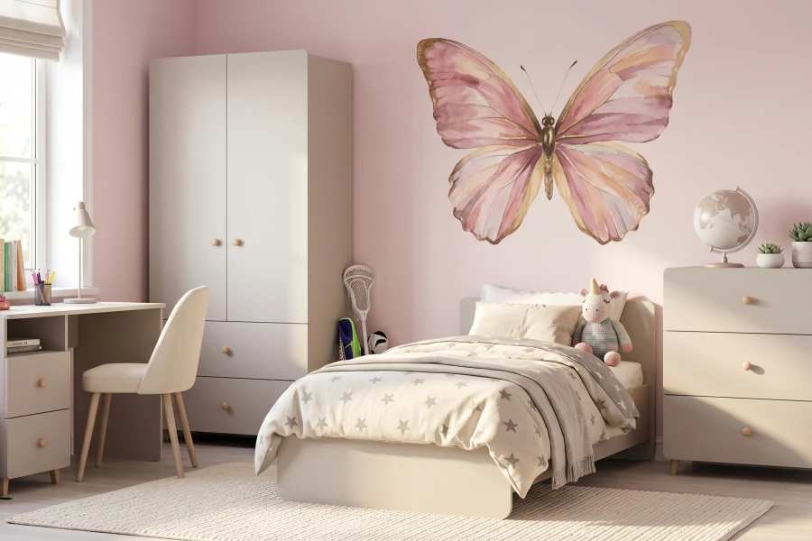 Rosa Kinderzimmer für Mädchen mit großem Schmetterling, Bett und beigen Möbeln der Marco Serie.