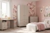 Gemütliches Kinderzimmer mit Schmetterlings-Wandtattoos, Bett und passenden beige Möbeln der Marco Kollektion.