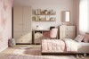 Modernes Kinderzimmer für Mädchen mit Kleiderschrank, Schreibtisch und rosa Bettwäsche.
