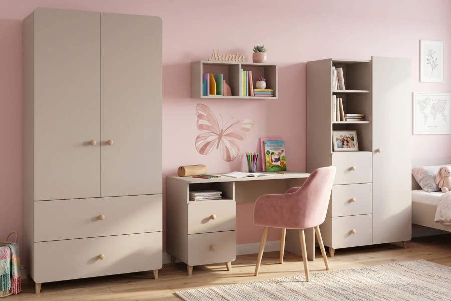 Stilvolles Jugendzimmer Möbelset mit Schreibtisch, rosa Samtstuhl und Kleiderschrank.