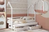 Weißes Kinder-Hausbett mit ausziehbarem Gästebett und zwei praktischen Schubladen für Stauraum.