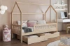 Hausbett aus Kiefernholz für Kinder mit zwei Schubladen und Rausfallschutz in gemütlichem Kinderzimmer.