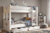 Weißes Etagenbett aus Holz für das Kinderzimmer mit zwei Liegeflächen und Bettschubladen.