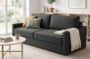 Dunkelgraues Sofa in einem hellen, skandinavisch eingerichteten Wohnzimmer.