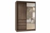 Dunkler Schwebetürenschrank mit Spiegelfront und integrierten Schubladen im Holzdesign.