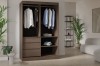 Dunkler Kleiderschrank offen mit Kleiderstangen und Schubladen für optimale Organisation im Schlafzimmer.