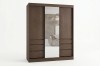 Moderner Schwebetürenschrank in dunkler Holzoptik mit großem Mittelspiegel und Schubladen.