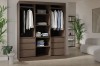Offener Schwebetürenschrank in einem modernen Wohnzimmer mit Pflanzen und hellem Boden.
