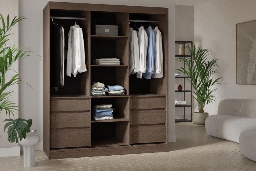 Geöffneter Kleiderschrank mit Kleidung im modernen Schlafzimmer mit Pflanzen und Sofa.