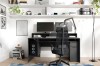 Gaming-Zimmer mit eingerichtetem schwarzen Schreibtisch, PC und Doppel-Monitor-Setup.