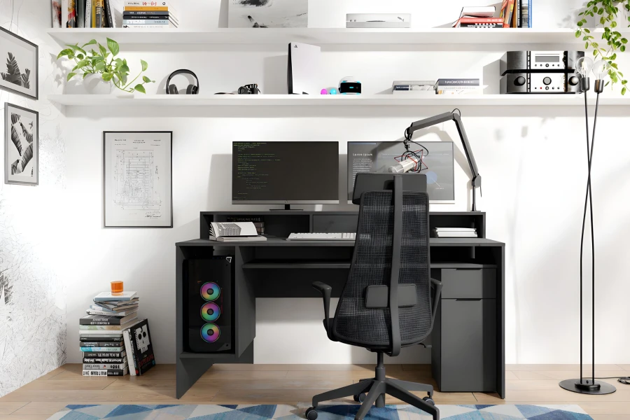Gaming-Zimmer mit eingerichtetem schwarzen Schreibtisch, PC und Doppel-Monitor-Setup.