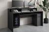 Dunkler Gaming-Schreibtisch mit zwei Monitoren, PC-Tower und RGB-Lüftern.