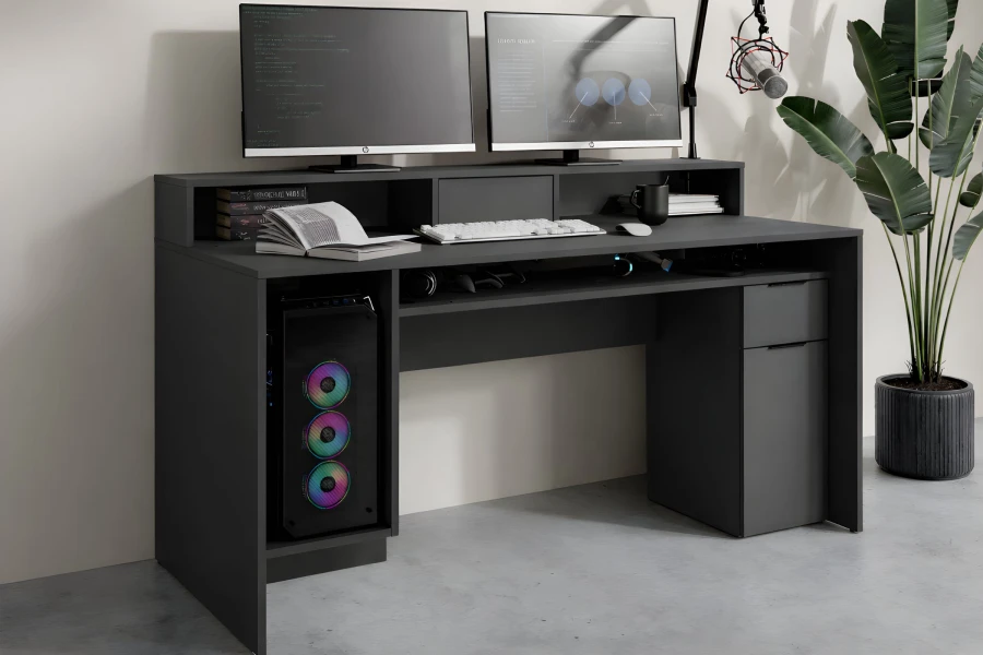 Dunkler Gaming-Schreibtisch mit zwei Monitoren, PC-Tower und RGB-Lüftern.