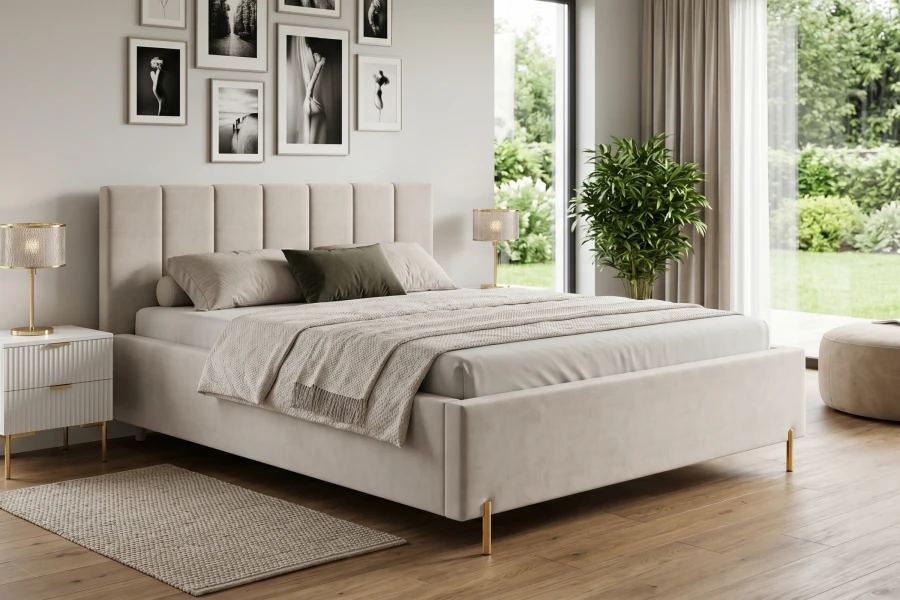 Modernes Schlafzimmer-Design mit beigem Polsterbett, Wandbildern und gemütlicher Atmosphäre.