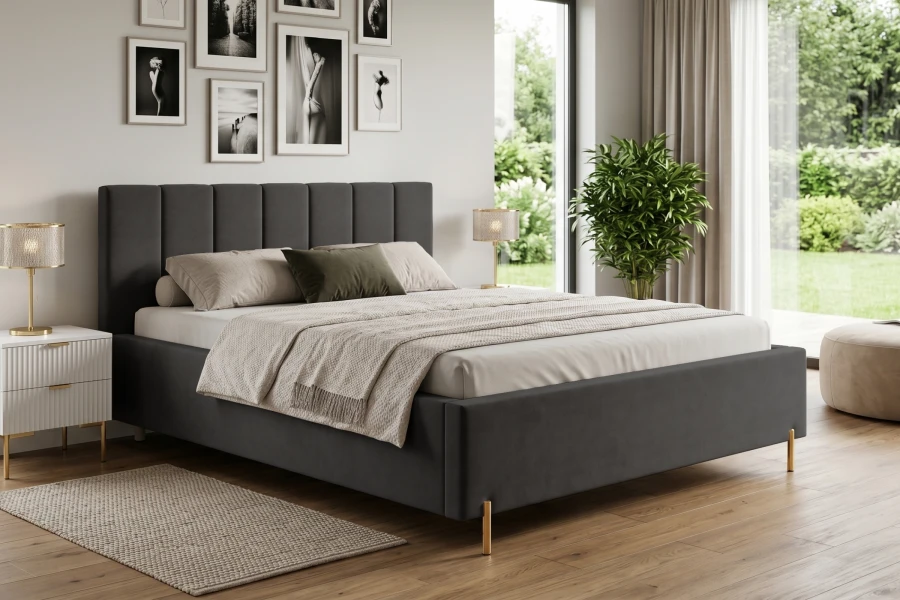 Modernes Schlafzimmer Design mit dunkelgrauem Polsterbett, Nachttisch und Goldlampe.