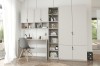 Modernes Jugendzimmer-Set Mano in Hellgrau mit Schreibtisch, Bücherregal und großem Kleiderschrank.