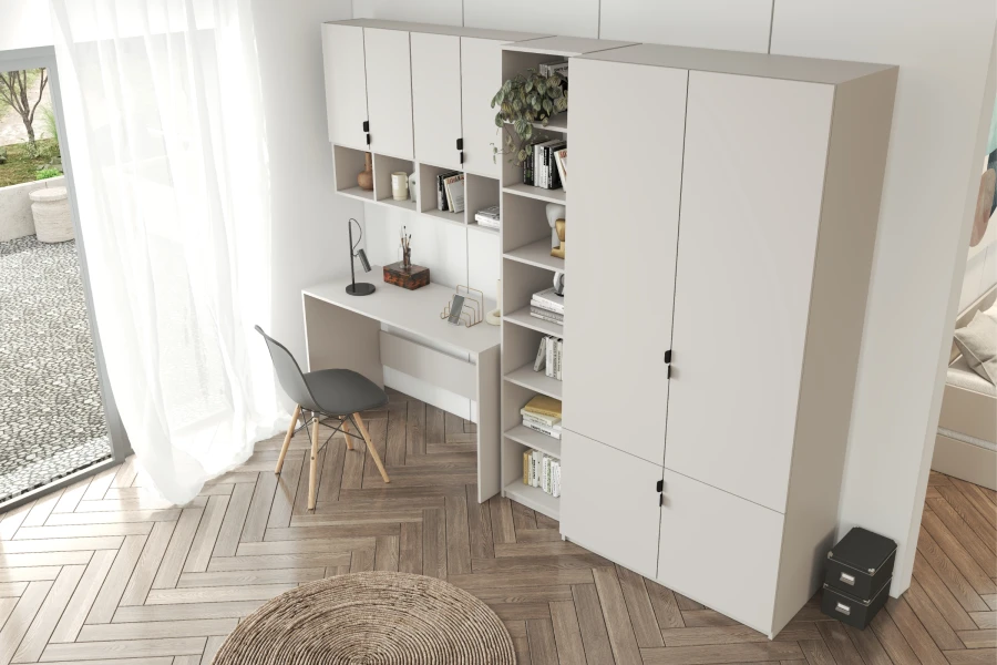 Modernes Arbeitszimmer mit Schreibtisch, Wandregalen und großem Kleiderschrank in hellem Beige.