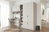 Vollständige Zimmereinrichtung mit Schrank, Schreibtisch und Regal der Mano Kollektion in hellem Design.
