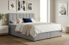 Graues Boxspringbett mit Cord-Bezug und gestepptem Kopfteil im modernen Schlafzimmer.