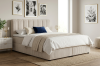 Beiges Boxspringbett mit Cord-Bezug und gestepptem Kopfteil im hellen Schlafzimmer.