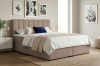 Modernes Schlafzimmer mit Boxspringbett Will in beiger Cord-Optik.