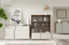 Modernes weißes Sideboard und passendes Holzregal im minimalistischen Stil.