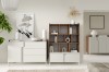 Modernes weißes Sideboard und passendes Holzregal mit minimalistischer Dekoration.