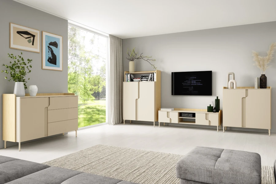 Helles Wohnzimmer-Set bestehend aus beigen Kommoden und einem TV-Lowboard vor großem Fenster.