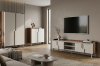 Eingerichtetes Wohnzimmer mit modernen TV-Möbeln in Beige-Braun-Optik.