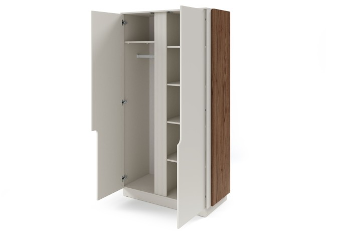 Offener Kleiderschrank mit Inneneinteilung: Kleiderstange und mehrere Ablagefächer.