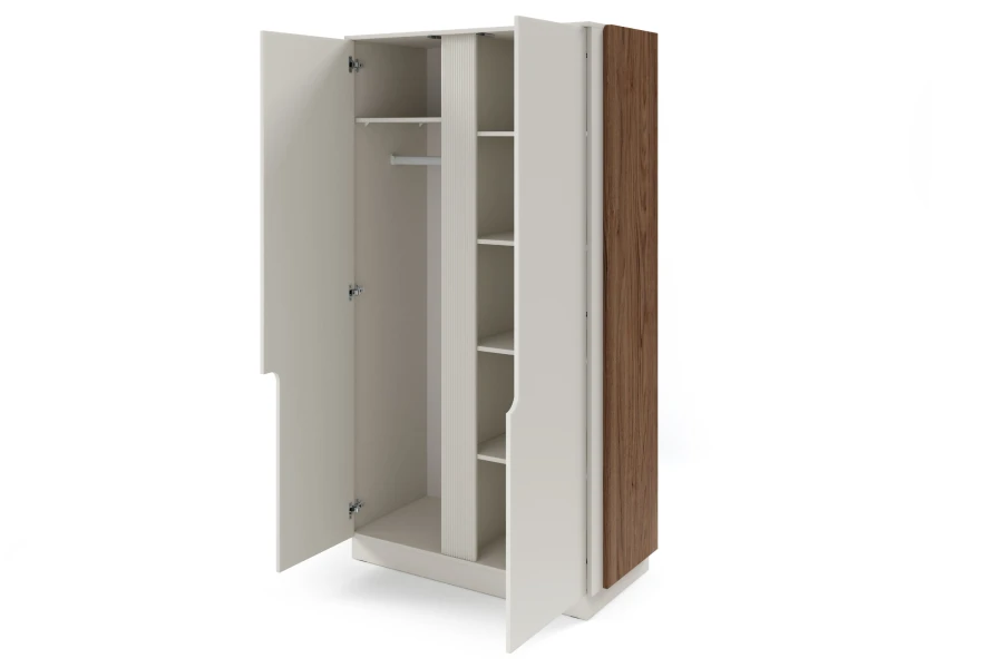 Offener Kleiderschrank mit Inneneinteilung: Kleiderstange und mehrere Ablagefächer.