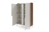 Offener Schrank in Beige und Nussbaum mit Regalböden für organisierten Stauraum.