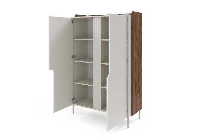 Offener Schrank in Beige und Nussbaum mit Regalböden für organisierten Stauraum.