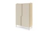 Skandinavischer Schrank in Hellbeige und heller Eichen-Optik mit stilvollen Griffen.