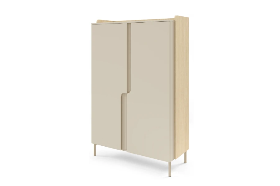 Skandinavischer Schrank in Hellbeige und heller Eichen-Optik mit stilvollen Griffen.
