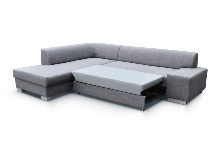 Graues Ecksofa mit ausgezogener Schlaffunktion als praktisches Gästebett vor weißem Hintergrund.