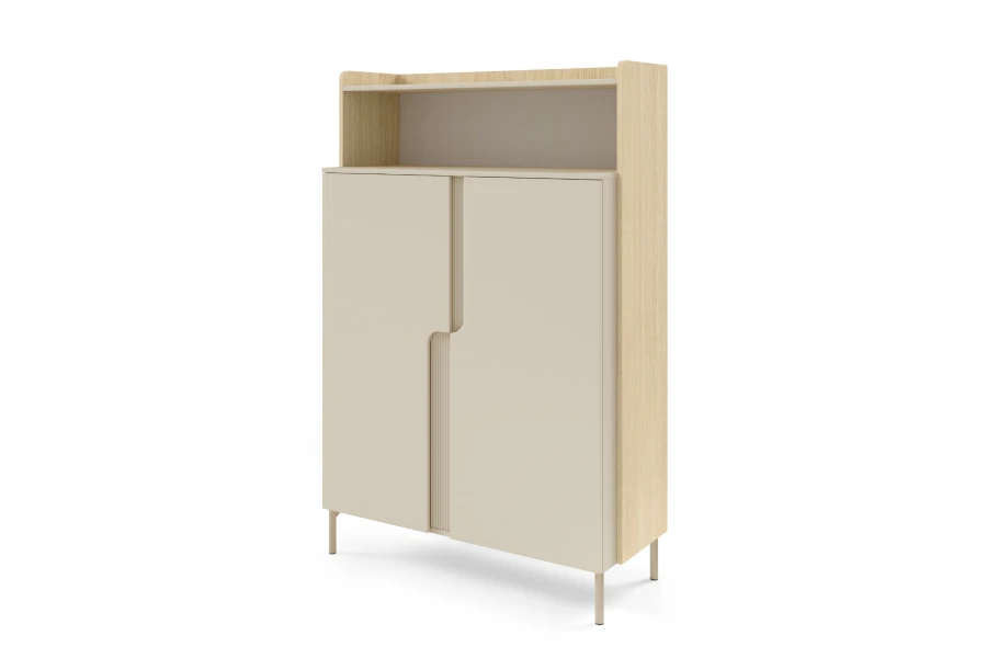 Moderner Schrank in heller Eichenoptik mit beigen Fronten und einem offenen Fach oben.
