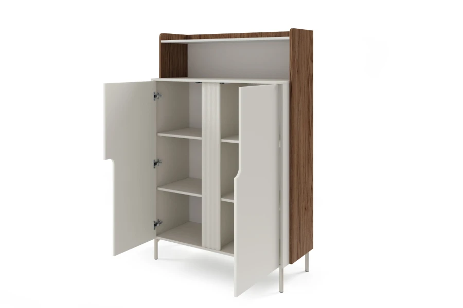 Offener moderner Schrank in Weiß und Holz mit praktischen Regalfächern.