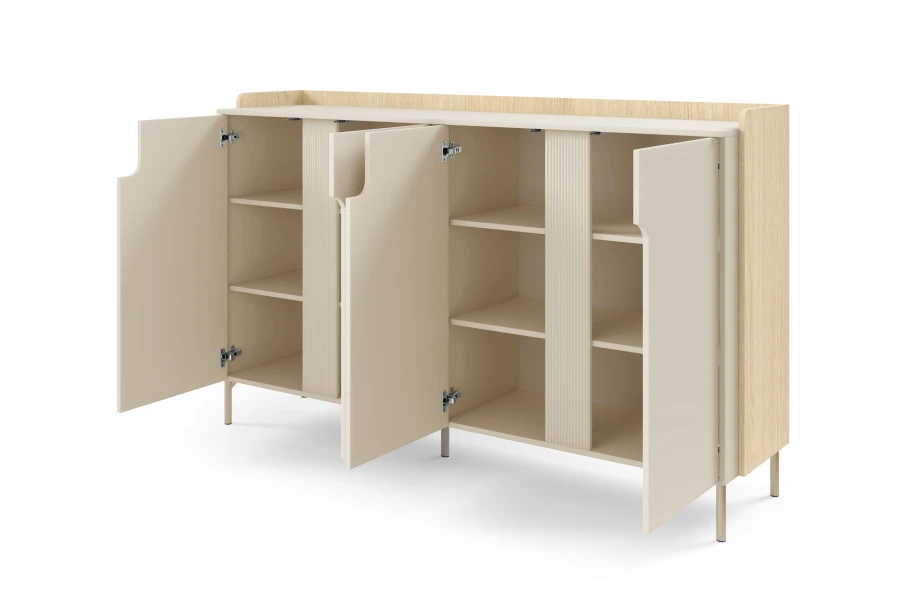 Cremefarbenes Sideboard mit hellem Holzdekor und geöffneten Türen für praktischen Stauraum.