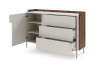 Geöffnetes Sideboard zeigt großzügigen Stauraum mit Einlegeböden und Metallauszügen.