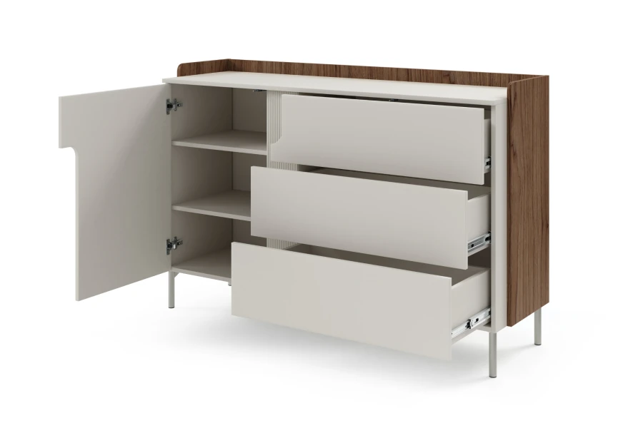 Geöffnetes Sideboard zeigt großzügigen Stauraum mit Einlegeböden und Metallauszügen.