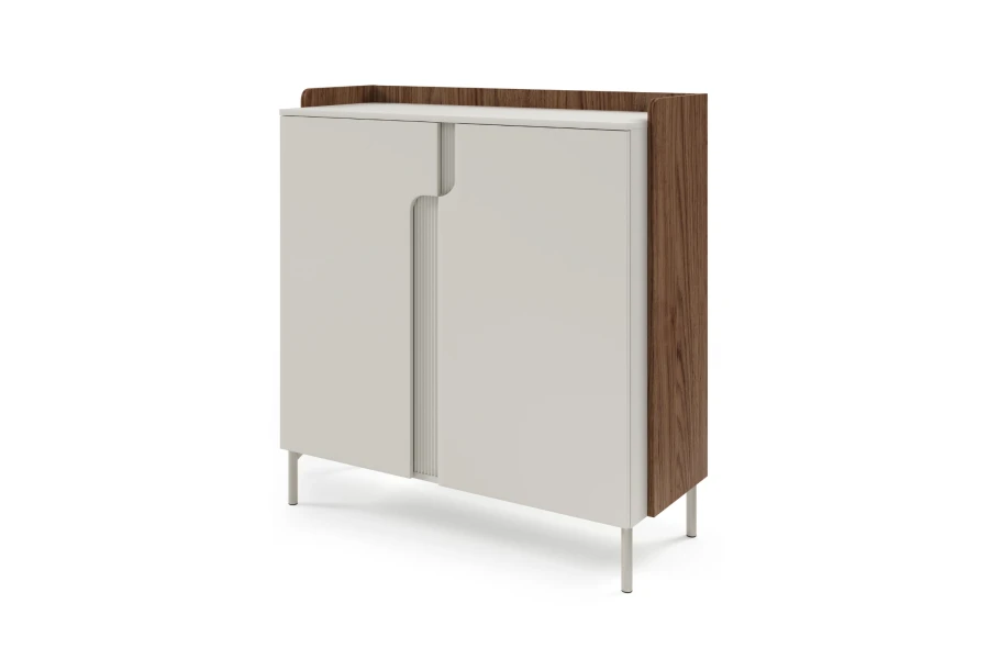 Moderne Kommode in Weiß und Nussbaum mit geriffelter Front und schlanken Metallfüßen.