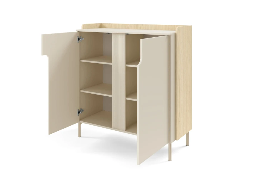 Geöffnete beige Kommode mit Details in heller Eiche und praktischer Innenaufteilung.