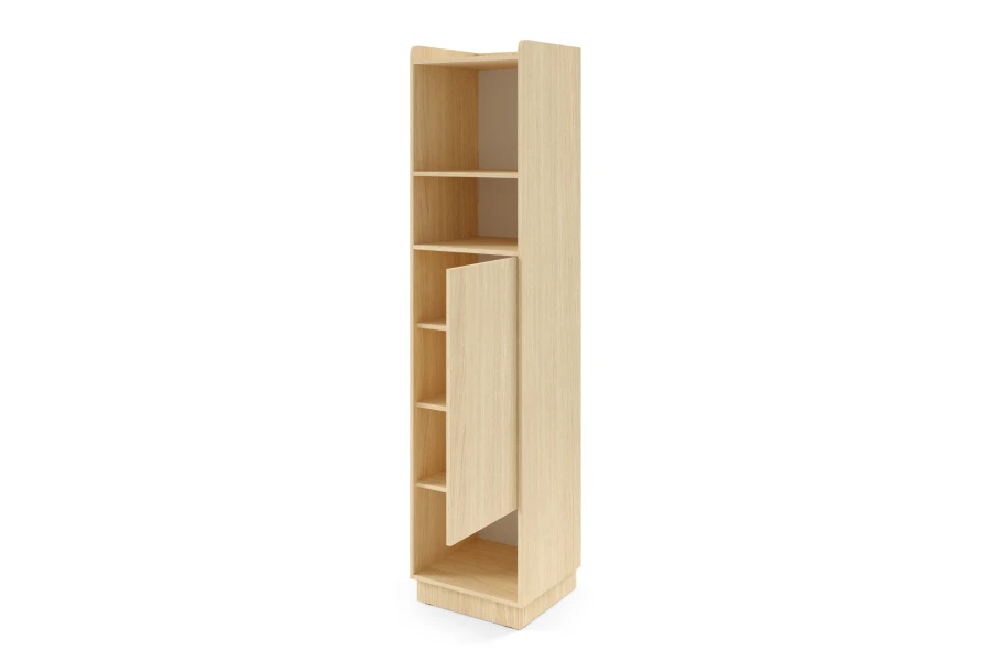 Hohes Regal aus hellem Holz mit leicht geöffneter Tür und offenen Fächern.
