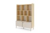 Modernes Bücherregal aus heller Eiche mit geschlossenem Sideboard-Element und schlanken Füßen.